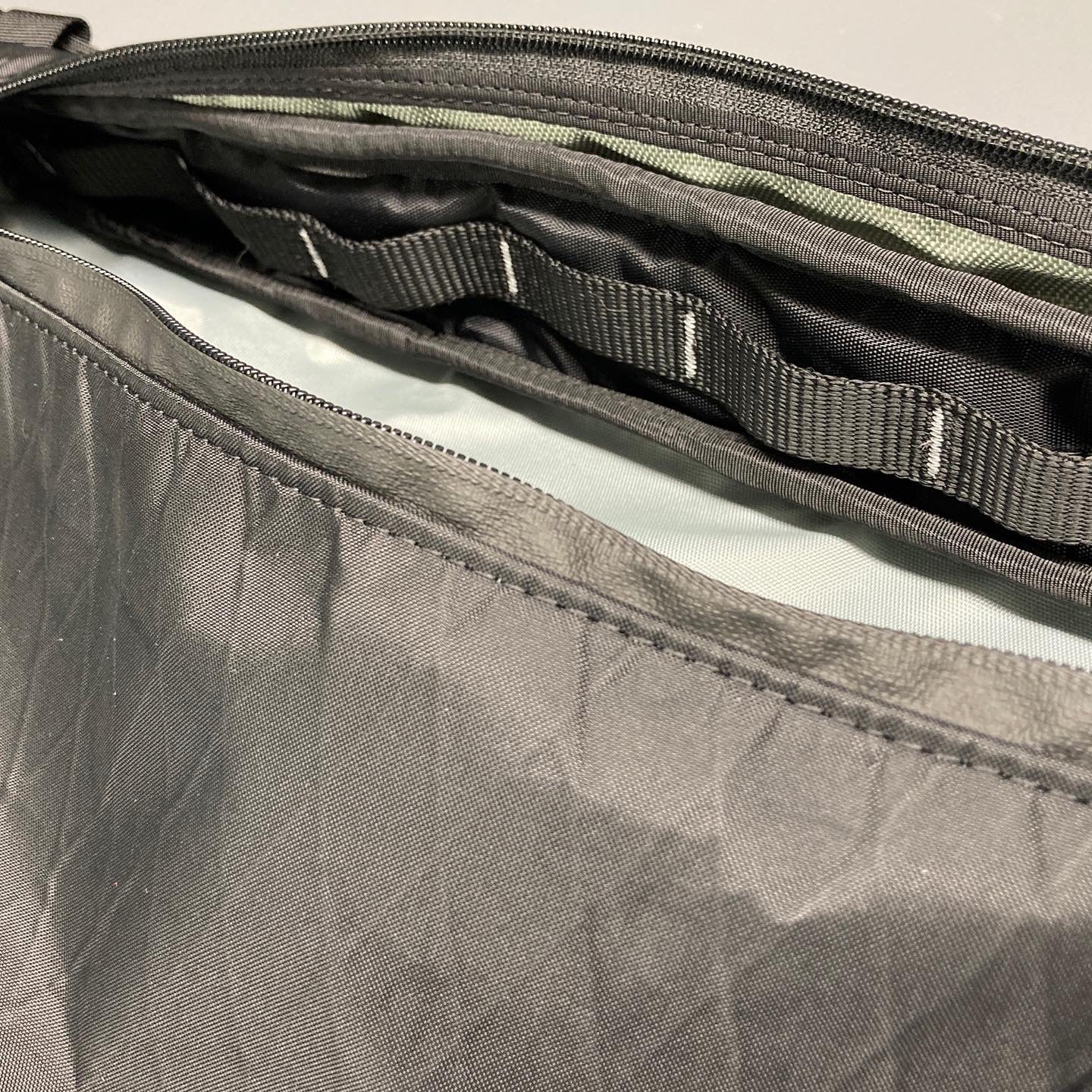 Daisy chain inside top of pack
